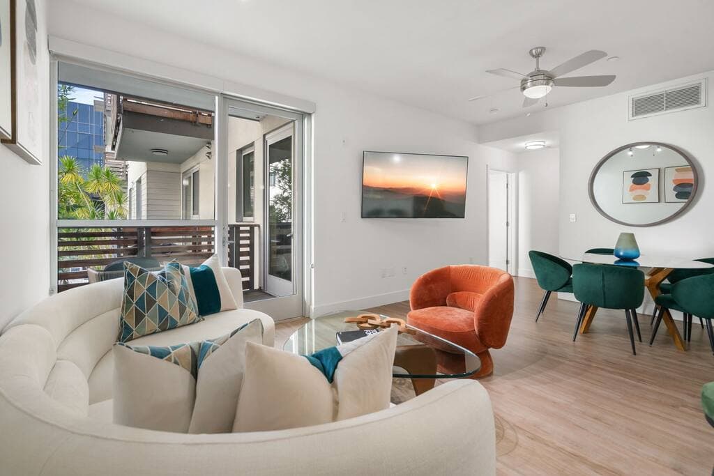 A Modern Escape - 2-Bed Bliss in Santa Monica - Cultural & Coastal Core